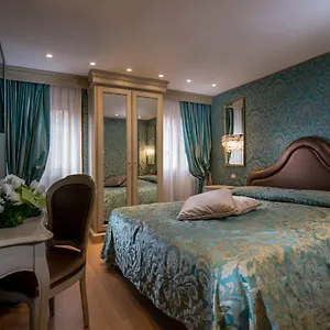 https://hotel-ca-marinella.hotelslidodijesolo.com